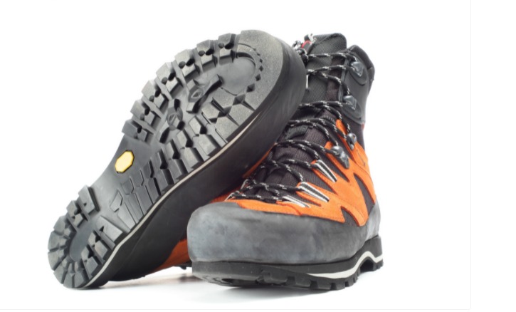 Closed mountain hiking footwear and suitable clothing for hiking Closed mountain hiking footwear and suitable clothing for hiking
